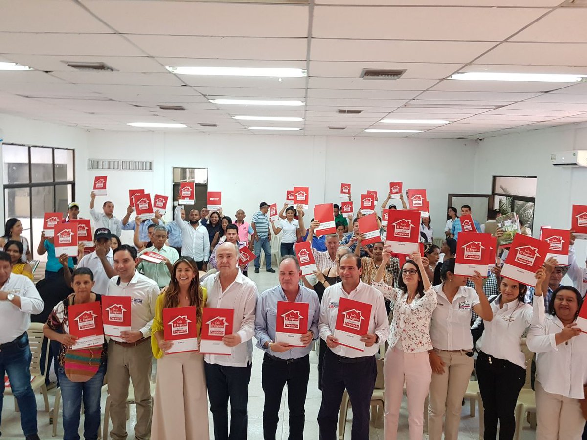 Supernotariado's tweet photo. Mas colombianos felices, pasando un fin de año siendo propietarios de sus inmuebles. #SeguimosCumpliendo https://t.co/leZZxzZbet