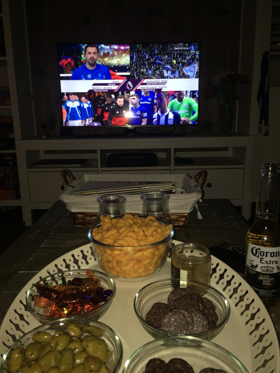 iheslien's tweet photo. Tradisjonen tro; fotball, øl, pølser og kjærestetid, innesnødd på Hardangervidda, på boxingday ⚽️🇬🇧❤️🍺🎄😍 #2pl #BoxingDay https://t.co/goCUwl0ddt