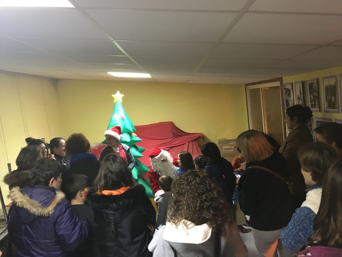 ConcCulleredo's tweet photo. A pasada semana Santa Claus visitou os Centros Sociais de #Ledoño, #Almeiras, #Orro, #CastroLaxe e #Sésamo.
Alí recolleu as peticións dos cativos antes de entregar os regalos polas casas en #Noiteboa :) https://t.co/Pl2YQsa4Jt