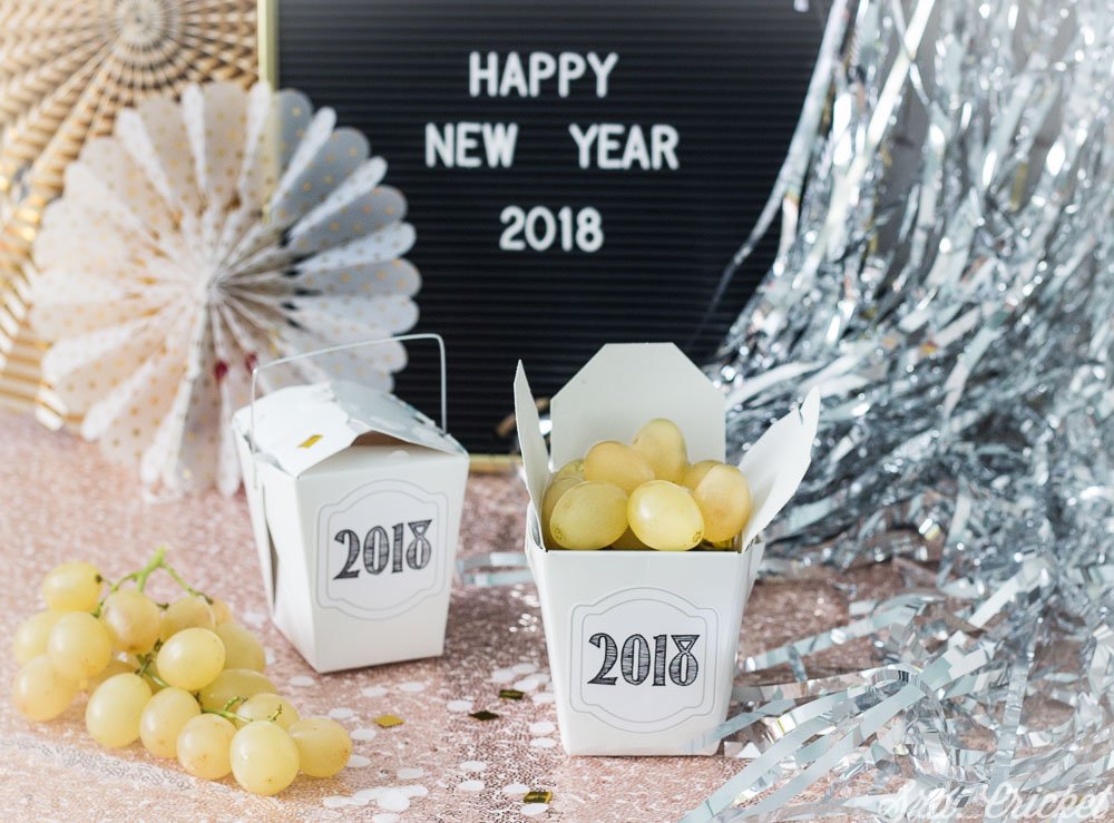 Todos los pedidos de cajas para #uvasdelasuerte vienen con pegatinas #2018 de regalo. Pide las tuyas aquí: bit.ly/2BSJcql