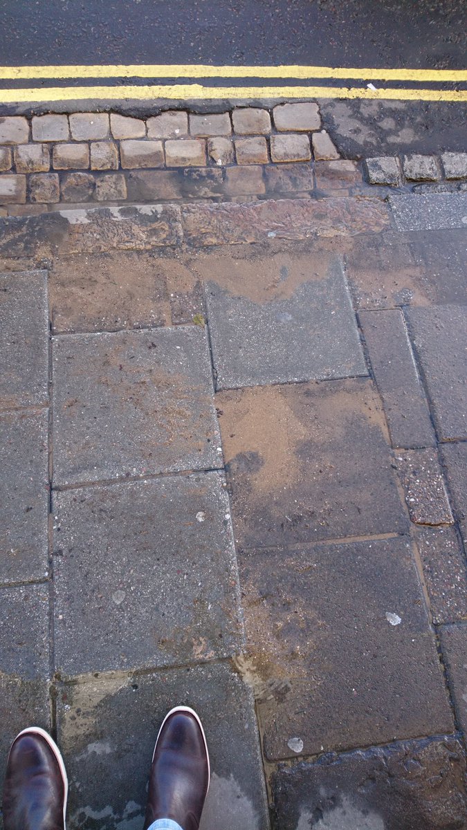 OnlyMikee81's tweet photo. Boxing day leak. Marlow pavement #thameswater https://t.co/JgchOBnJuc