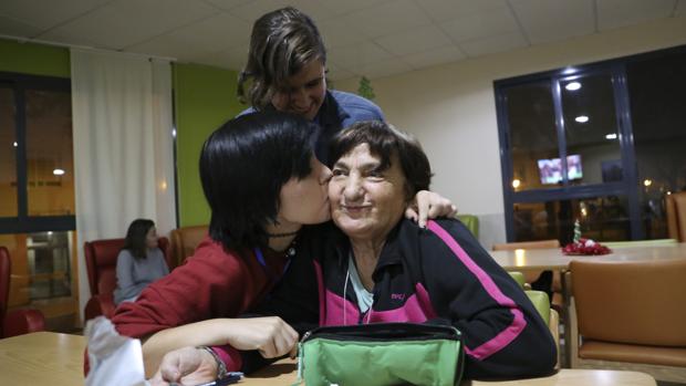 unisevilla's tweet photo. La historia de Antonia, una abuela sevillana adoptada a los 65 años 👵 https://t.co/IY0YOGykWN Nuestra estudiante Esther Ciria participa en el programa @adoptaunabuelo 👏 vía @abcdesevilla https://t.co/qmtfFZK0Qk