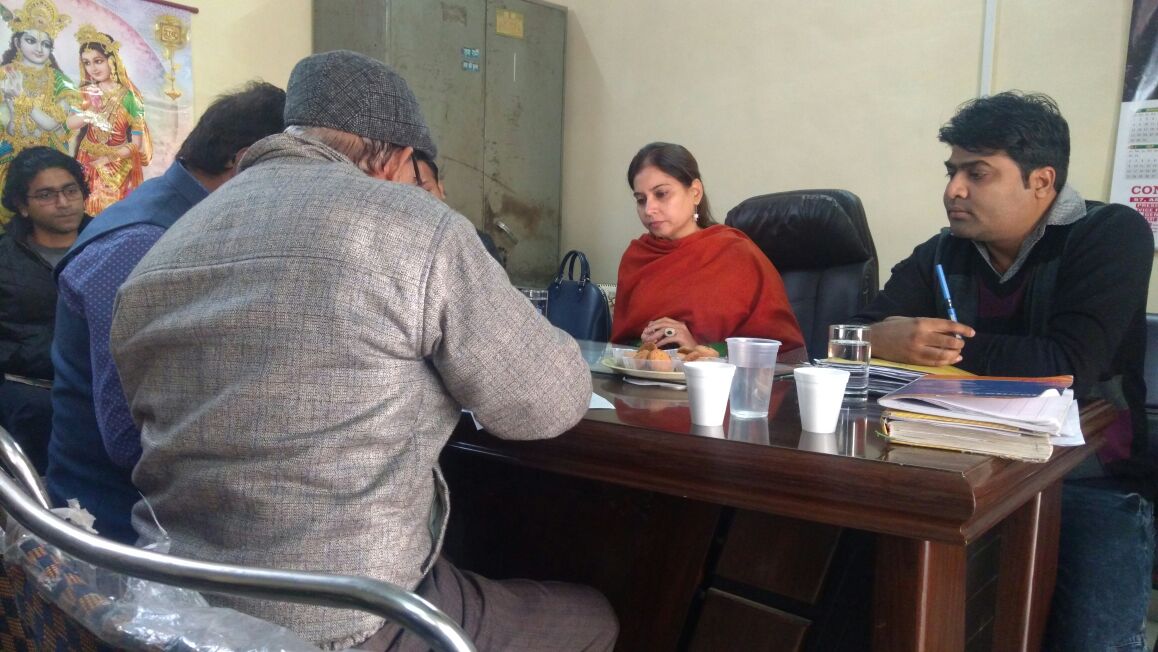DrNandiniBJP's tweet photo. MCD कार्यालय मालवीय नगर में प्रत्येक मंगलवार को जनता दरबार लगता है। जनता दरबार के जरिये जनता की हर परेशानी को सुनने और उसका समाधान देना ही हमारी प्राथमिकता है !
#JantaDarbaar
#MCDOffice
#MalviyaNagar https://t.co/oYuyQldZKd