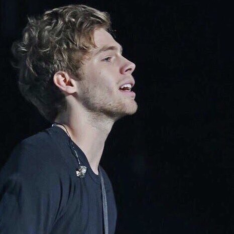 all5SOSposts's tweet photo. I’m crying https://t.co/mn9nSOU2BL