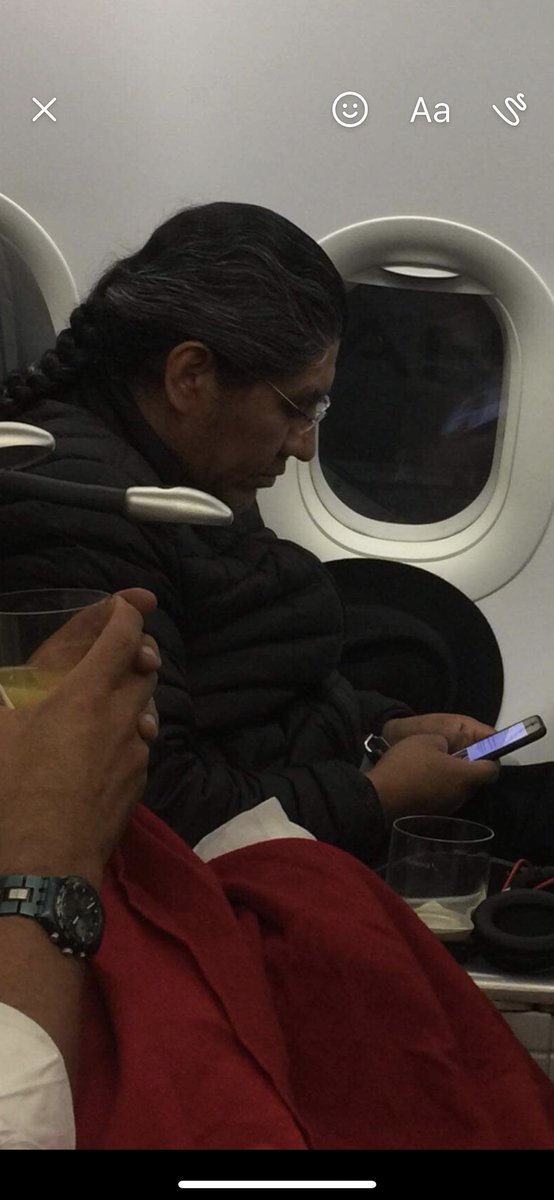 ArturoMurilloS's tweet photo. Diego Pary Rodríguez  Embajador ante la OEA viaja en primera clase.
El  24 de diciembre vuelo 367 de avianca. 
Buenos para protestar contra las comodidades del primer Mundo pero como les encanta darse lujos.
Y despilfarrar dinero del Pueblo. 
Y en la mano no tiene un Quipus https://t.co/bGfJ131SjE