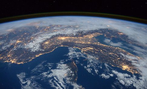 wef's tweet photo. #BestOf2017: There's a compelling reason scientists think we've never found aliens https://t.co/048l45xvSo #science https://t.co/mYAukTjSh5