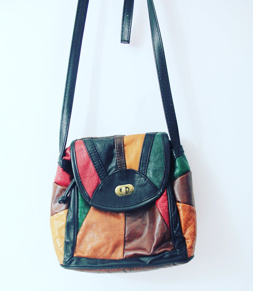 VintagePlaceOff's tweet photo. ✨ Un peu de couleurs pour égayer cet hiver 🎆  
————————————
Retrouvez ce  petit sac  sur le store 🔗https://t.co/V8ZxOZn79N 
#friperie https://t.co/blZfY8IuH9