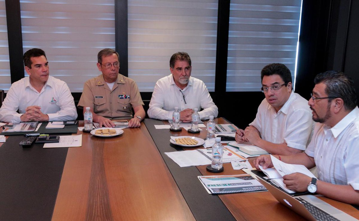 alitomorenoc's tweet photo. Reunión de trabajo del grupo de Coordinación de Seguridad: hablamos sobre las acciones que se están implementando para mantener la paz y tranquilidad que las familias campechanas necesitan para las fiestas decembrinas. #CrecerEnGrande https://t.co/JTM7Qbwsdt