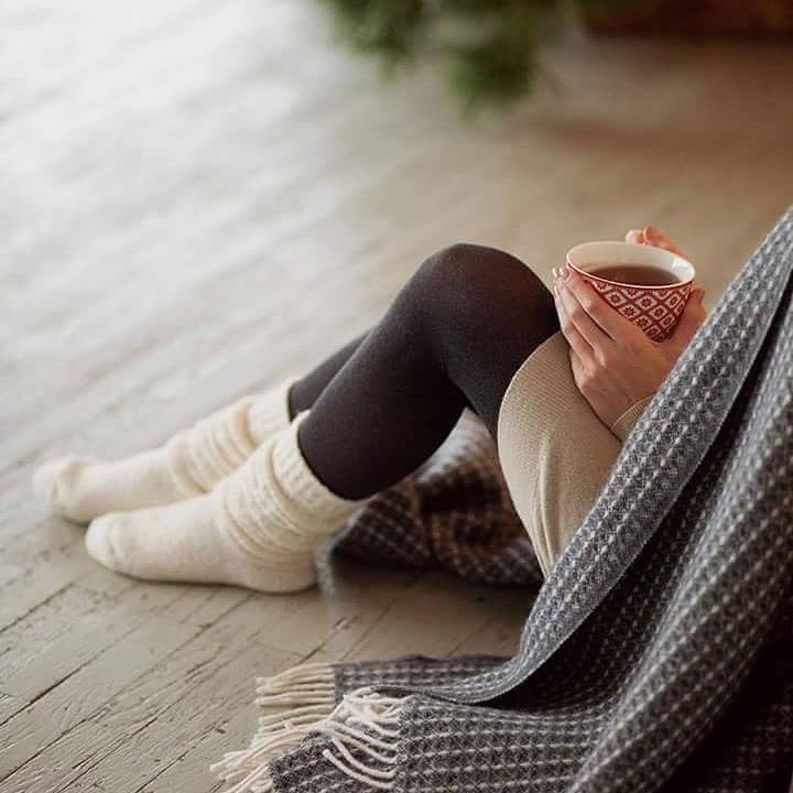 Mevsimsiz sevmesini bilirim,
vakitsiz düşünmesini, düşünüp düşünüp üzülmesini..