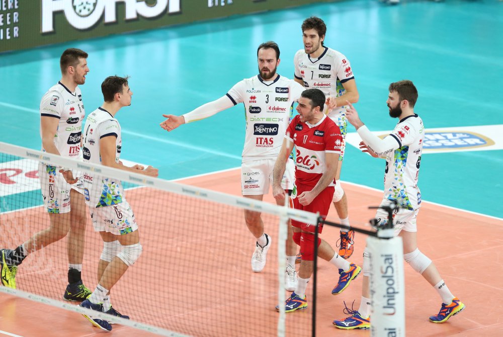 trentinovolley's tweet photo. A #SANTOSTEFANO LA #DIATECTRENTINO SI REGALA TRE PUNTI!
GIRONE D'ANDATA DI #SUPERLEGA CHIUSO COL 3-1 SU MONZA!
#TRENTINONELCUORE https://t.co/Wk4JJZ4XAl