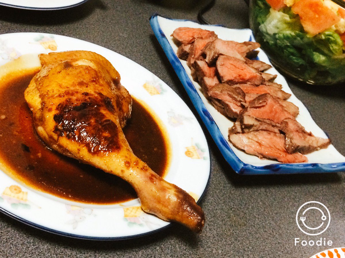 【モモブロック】

５００円ぐらいのモモブロック

赤ワインで蒸し焼きにするだけ
焼肉のたれに絡めて食べた
赤ワインのつまみにめっちゃいい