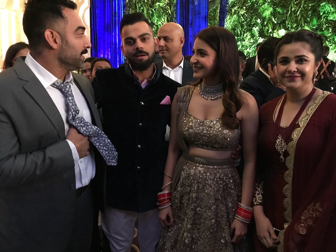  @AnushkaSharma &  @imVkohli with  @iamsrk,  @manavvij &  @kokodiaries at their reception tonight   #VirushkaReception  #Virushka