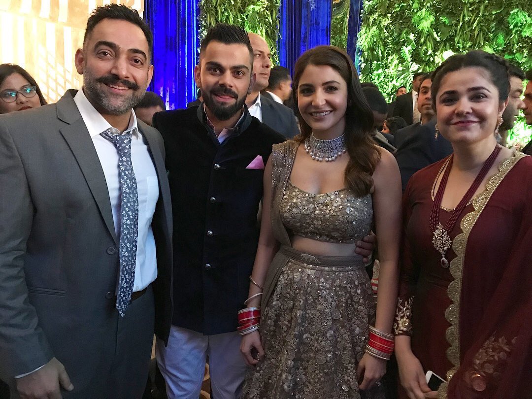  @AnushkaSharma &  @imVkohli with  @iamsrk,  @manavvij &  @kokodiaries at their reception tonight   #VirushkaReception  #Virushka