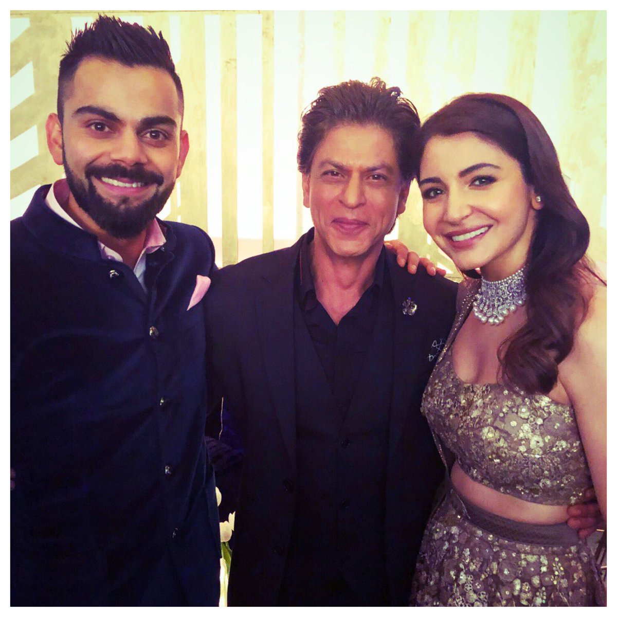  @AnushkaSharma &  @imVkohli with  @iamsrk,  @manavvij &  @kokodiaries at their reception tonight   #VirushkaReception  #Virushka