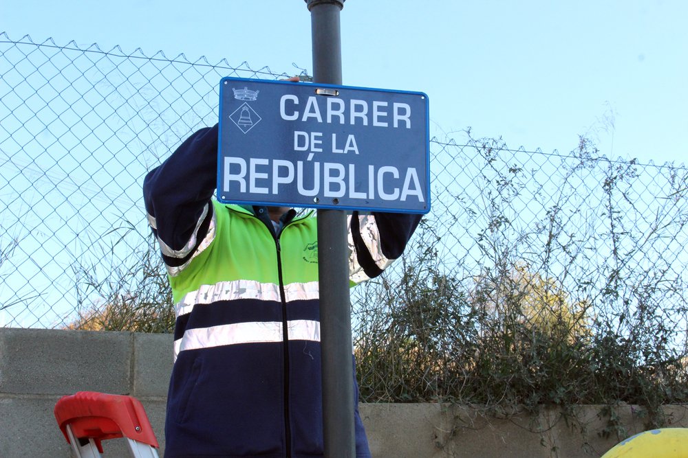 eixdiari's tweet photo. Sant Martí Sarroca canvia el nom del carrer Joan Carles I
https://t.co/Tylyt84gQg https://t.co/8emsgY2VYj