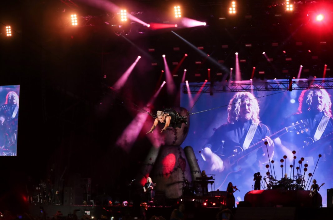 YasalamAE's tweet photo. Can any of you guess what song @Pink was singing at that moment? #PINKATF1 #duLive #AbuDhabiGP #duArena https://t.co/QgBNdrI2Vm