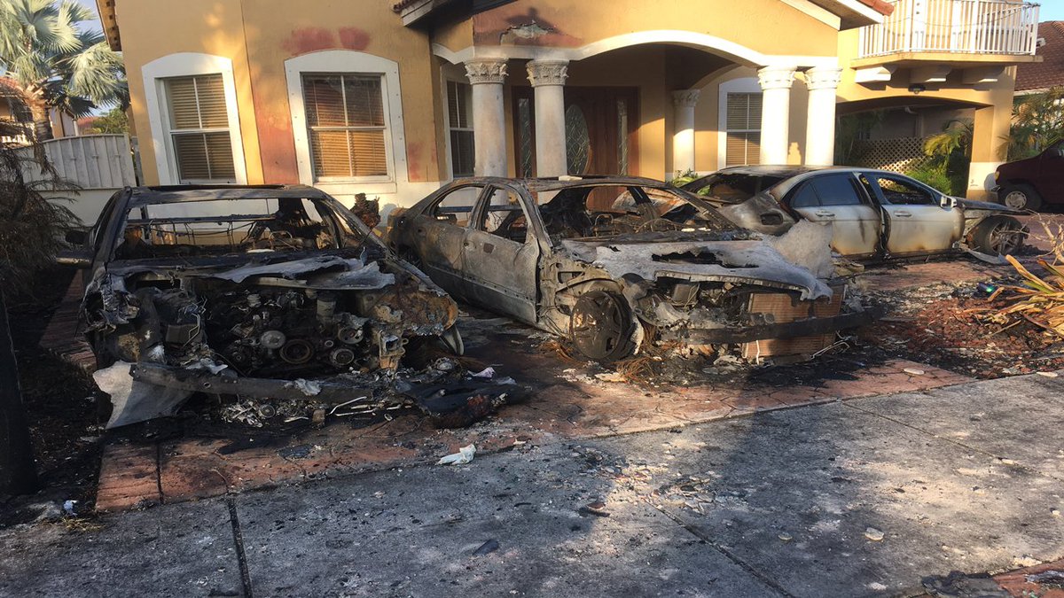Arsonist sought after 3 cars set on fire outside southwest Miami-Dade home bit.ly/2C8T7HM?utm_so… https://t.co/oeqOq07YBb