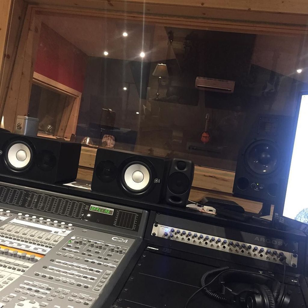 MyMixEngineer's tweet photo. Had a great Christmas now it’s back to the regular schedule program. #MyMixEngineer #hummingbirdstudio https://t.co/YU0jYZkgzK