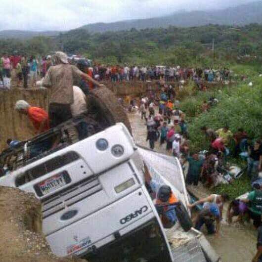 NituPerez's tweet photo. 👆🏽👆🏽👆🏽👆🏽
Gandola volcada y 2 camiones atascados en el barro en una trocha del Táchira hacia Colombia, full arroz PDVAL. Ocurrió hoy en la trocha de Palotal -Táchira hacia Colombia. 
Revolucionaros transportando contrabando hacia Colombia en camión oficial de PDVAL. https://t.co/yZkvC7O7gK