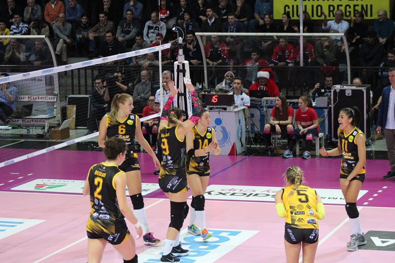 SAB_volley's tweet photo. Finale amaro per la SAB Volley Legnano, che soccombe alla rivale @volleybergamo in soli tre set. Dopo aver perso i primi due set, le Aquile provano a ribaltare il match arrivando in vantaggio 19-21 nel terzo set, ma senza risultato. La cronaca al link https://t.co/hxGfka1FCA https://t.co/zZ1gz9kkGj