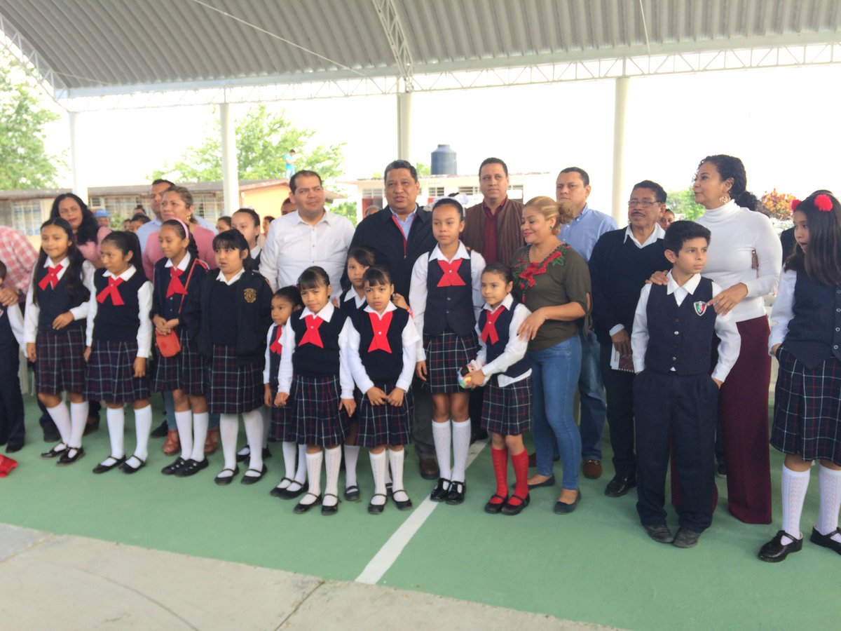 TodosSomosPR's tweet photo. El alcalde #SerigioLorenzoQuirozCruz entregó enésimo  domo en la primaria  Francisco I. Madero, con una inversión superior al millón de pesos https://t.co/yPXF979dYA https://t.co/uUN4zkH8q1