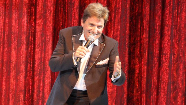 crucerofun's tweet photo. Beto Cesar será el Director Artístico a bordo del #MsDelphin de @AltezaCruises 🥁🎤. Comienza el Show! @Off_Valpo @fonsemarisol @MundoPorts @puertosantonio @gonzamortola @MinTurismoAR @ElPimpiMalaga @loqueva @mensajeronline @CRUCEROSURUGUAY @MarDelPlataARG #CruceroFun https://t.co/b922P7jv6y