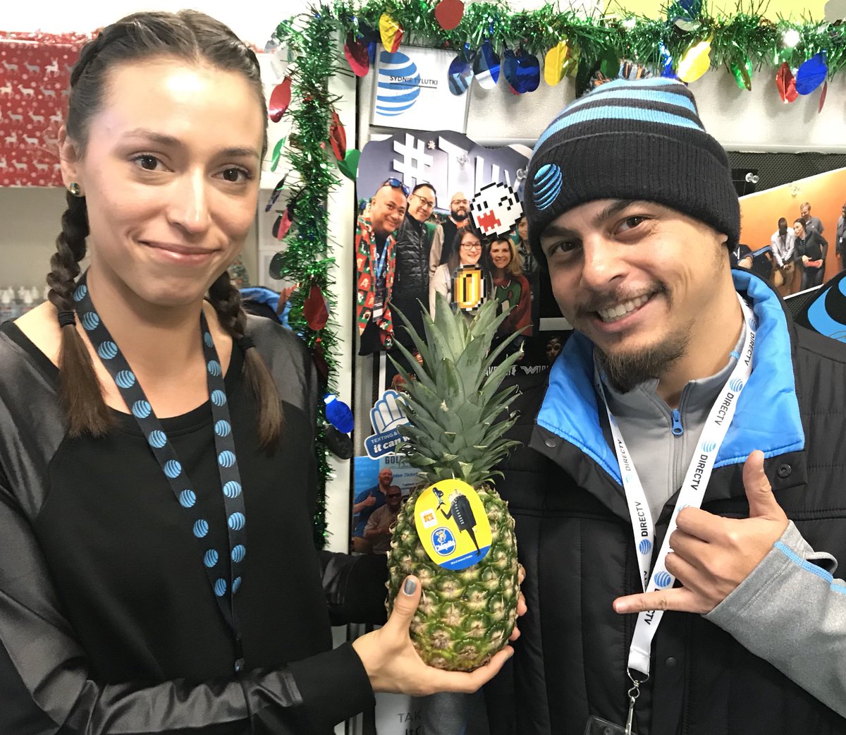 Expert Eric gives the gift of hospitality to #Dispatchito Sydnie - thank you for being so supportive of #Marioland #IHX #IHXHolidayFun #Pineapple