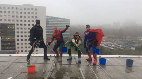 Deze superhelden komen morgen tussen 10 en 12 uur de ramen van het WKZ lappen.  Houd de ramen van het WKZ morgen goed in de gaten en laat je verrassen. <a href="/asito/">Asito</a>