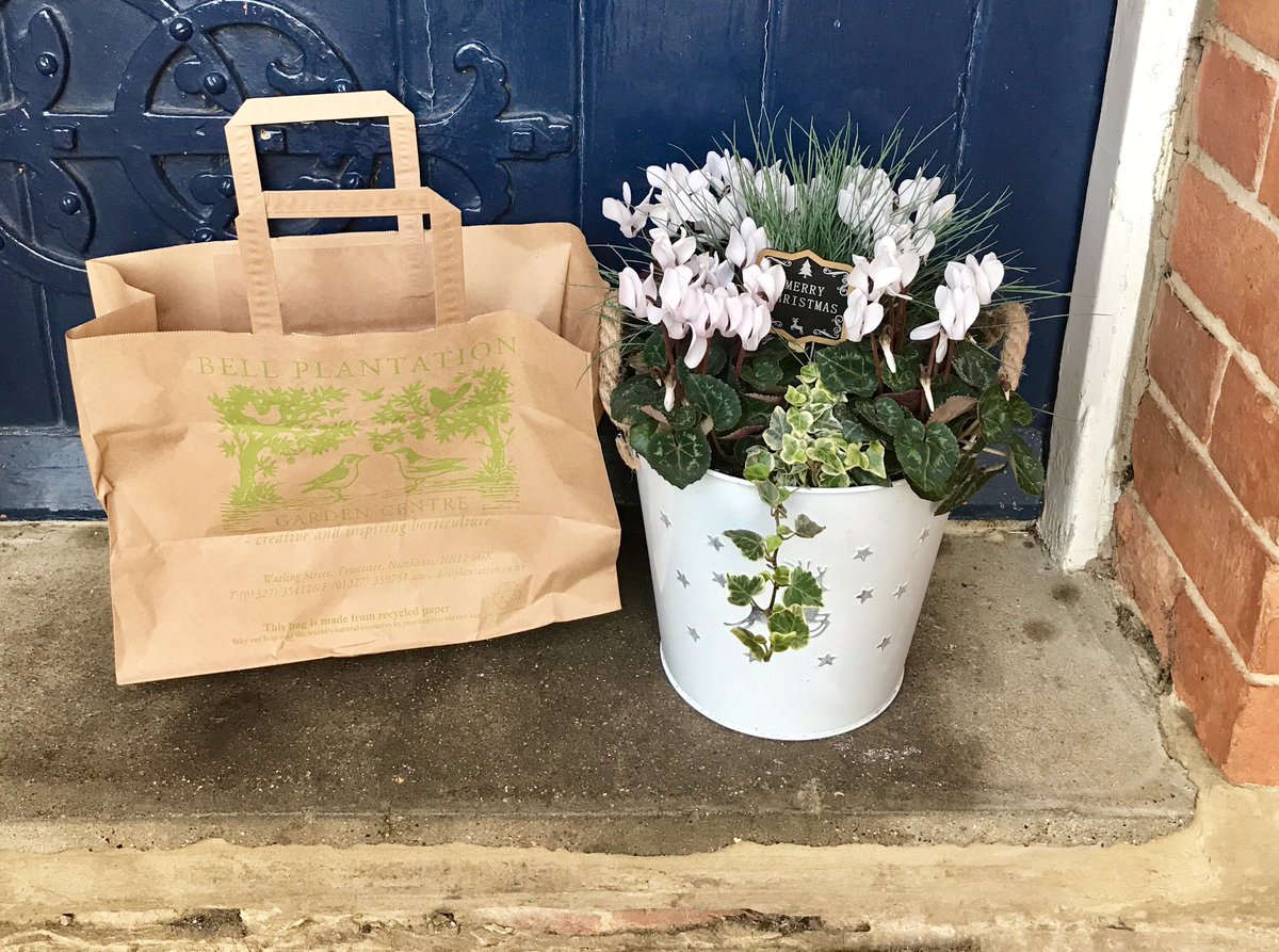 Enormous THANK YOU to Fred <a href="/BellPlantation1/">Bell Plantation</a> for donating this beautiful planter for our Xmas raffle.
He is a wonderful man! #Towcester