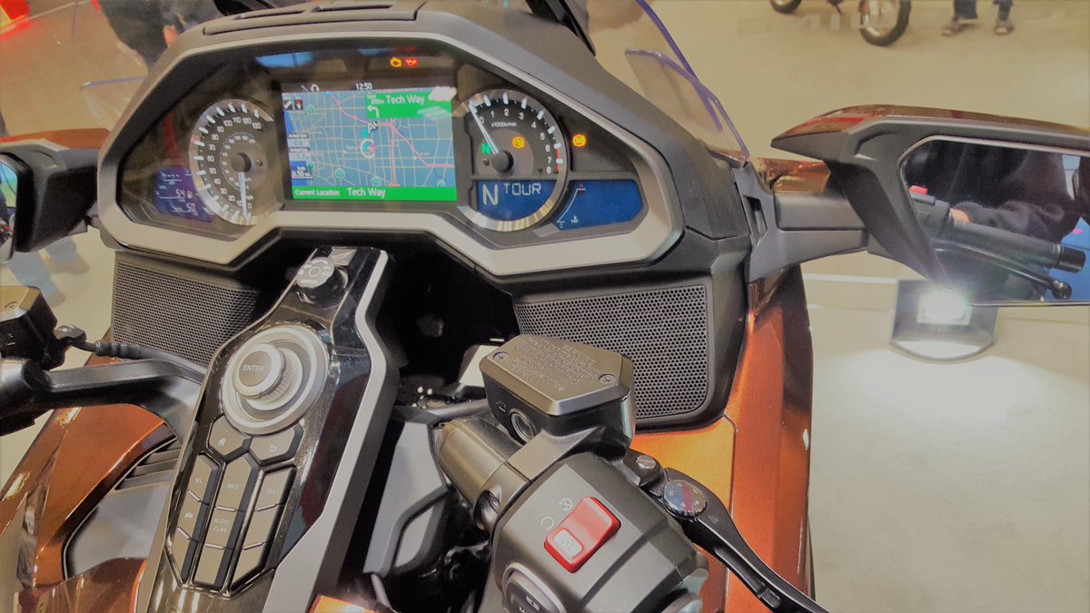 essayez suivre cette goldwing (aux dires des wingueurs que j'ai pu rencontrer à une concentr' goldwing. essayez suivre cette goldwing (aux dires des wingueurs que j'ai pu rencontrer à une concentr' goldwing.