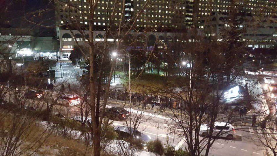Taemintator's tweet photo. Fans queuing outside the funeral hall waiting to pay their last respect to Jonghyun #RosesForJonghyun 
Cr. Softiewonhos https://t.co/aOtY1B7unr