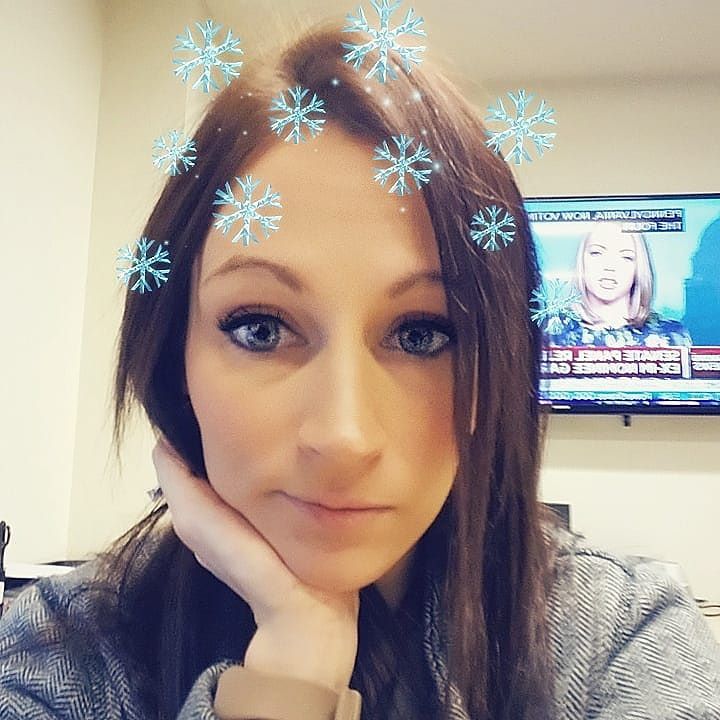 MelissaIsArtsy's tweet photo. Christmas is 6 days away. We have no snow. I'm ok with that.
#chicagobornandraised #stillhatesnow #snowflakefilter #brunettelife #selfie #christmas2017 https://t.co/3Vj3z5DIJg https://t.co/3iMbOq6EKt