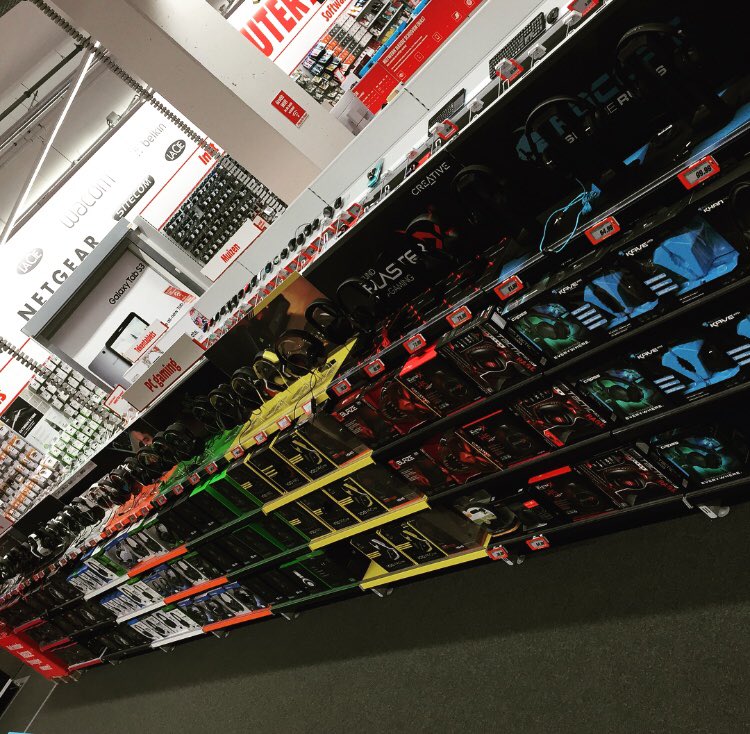MediaMarktAssen's tweet photo. Onze vernieuwde Game-wand  met de volgende merken #corsair #razer #roccat #creative #pdp #turtlebeach #trust #hyperx 🎧 https://t.co/asYPM5WJVU
