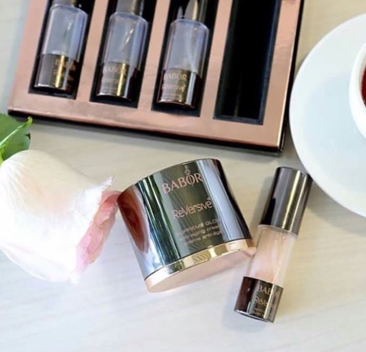 Salonskincare's tweet photo. 📖fun fact; The anti-aging REVERSIVE range contains an exclusive BABOR precision formula with active ingredients Telovitin, Agicyl, Epocyl and Lumicol. Skin's individual youthful radiance is restored! #babor #skincare #salonskincare #xmas #christmas #blogger #skin #reversive https://t.co/i38ObMjuVa
