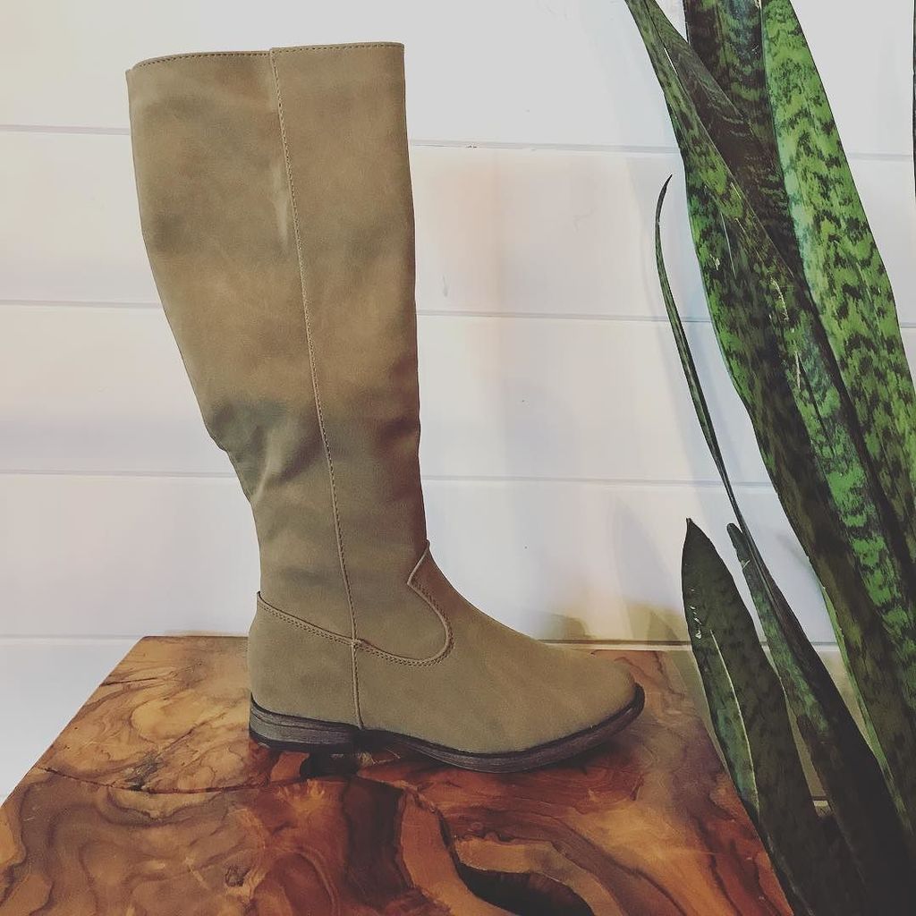 fandrboutique's tweet photo. Fur lined boots on sale today for only $28.99!!! #sale #shop #boutique #boots #downtowngriffin https://t.co/fxAwJypHLP https://t.co/3dYfxRDbhN