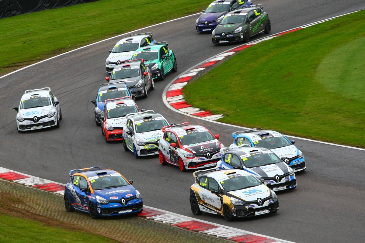 Pictures of the year no.10: #RushHour rounding <a href="/Brands_Hatch/">Brands Hatch</a>'s Graham Hill Bend #Renault #ClioCup #BTCC