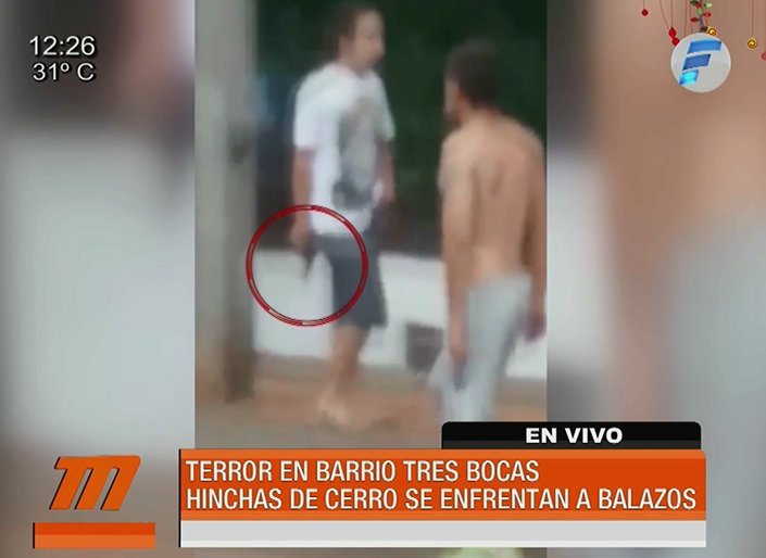 TelefuturoInfo's tweet photo. En el barrio Tres Bocas se produce un enfrentamiento con armas de fuego. Un vecino denuncia ser atacado por estos hinchas de Cerro Porteño #TelefuturoPy https://t.co/Ae7rLpIPi7