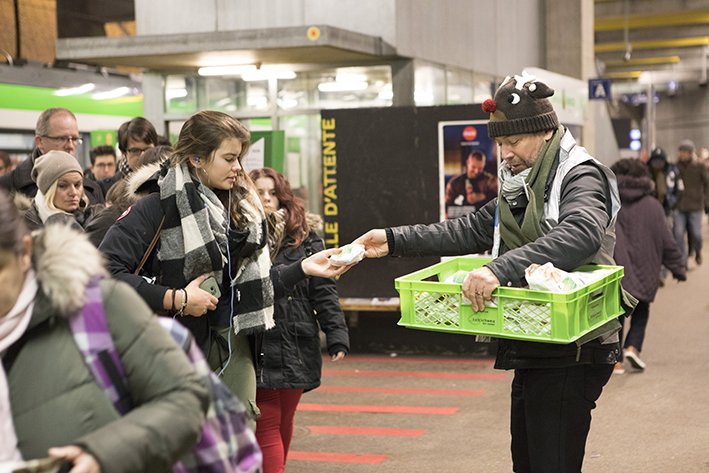 tl_actu's tweet photo. #leb Surprise ce matin: près de 3000 petits pains et chocolats offerts aux heureux voyageurs à Lausanne-Flon 🎁🍫😃
Merci à notre partenaire #fetedubleetdupain https://t.co/uLQ3y1TFkZ