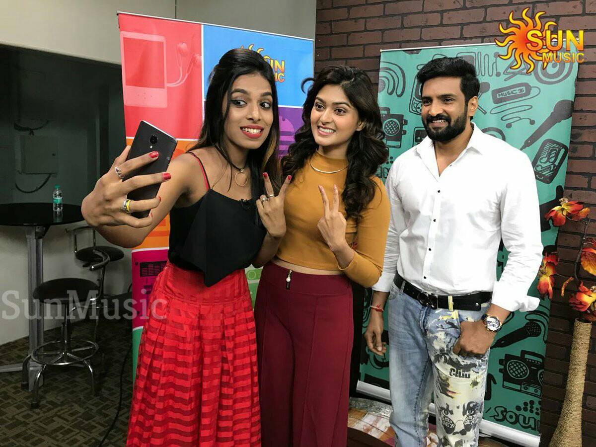 citywritersoffl's tweet photo. #SakkaPoduPoduRaja Promotions in Full Swing at #SunMusic!!
#3DaysForSPPR
#SantaXMas2017 @iamsanthanam @I_am_Vaibhavi #STRMusical @vtv_productions @vtvganeshoff @tridentarts16 @iam_raghavan #SPPRFromDec22nd #SPPR #Santhanam #SPPR https://t.co/Yrbws5TCSP