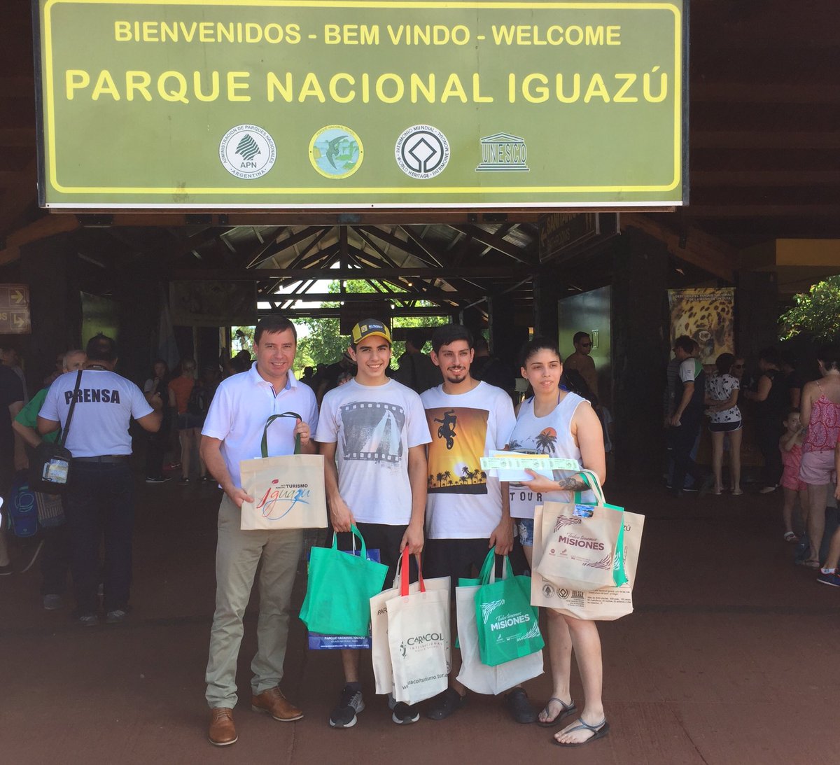 CataratasIturem's tweet photo. Superamos la marca histórica de visitantes al #ParqueNacionalIguazu El esfuerzo de todos es lo que nos permite seguir creciendo y este crecimiento es el de todos los que vivimos en Iguazú #CataratasTodoElAño https://t.co/LwHrbWB6Wh