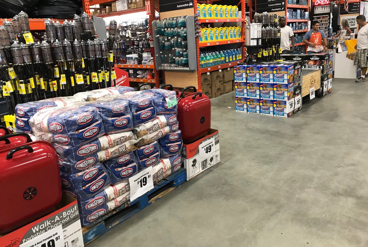 Getting excited about this new year to come.. Marathon’s very own @Joelitojr2012 getting us ready to bring it in. #marathon #6302 #2018ready <a href="/VegaMapvega/">Marisela Vega</a>  <a href="/MartineMcKenzi4/">Martine McKenzie</a> <a href="/DJJKsanchez/">Donny Sanchez</a>