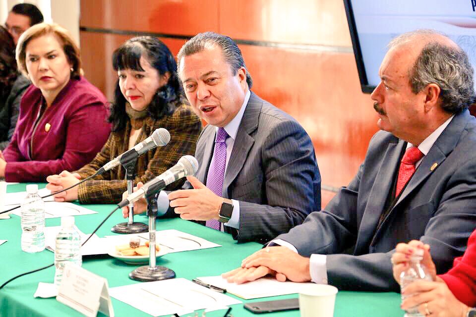 VictorSilvaMich's tweet photo. ¡Buen día! El día de hoy los invito a leer, comentar y compartir el artículo de nuestro coordinador parlamentario @CCQ_PRI en @El_Universal_Mx: "Ley de Seguridad Interior, indispensable para la democracia y la libertad". 
⭕️ https://t.co/XOJ47wBynw https://t.co/iUuvJUrb9p