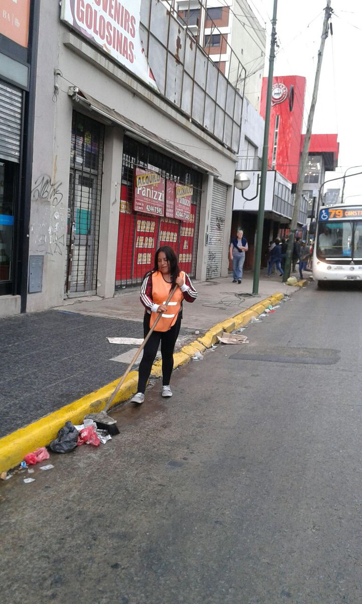 gastonlassalle's tweet photo. #LomasDeZamora Tareas de Barrido, Limpieza y Recolección en #LomasEste #LomasEnMovimiento #SecretaríaDescentralizada @MunicipioLdeZ @minsaurralde @JuanStigliano https://t.co/ZHJzJ79bT8