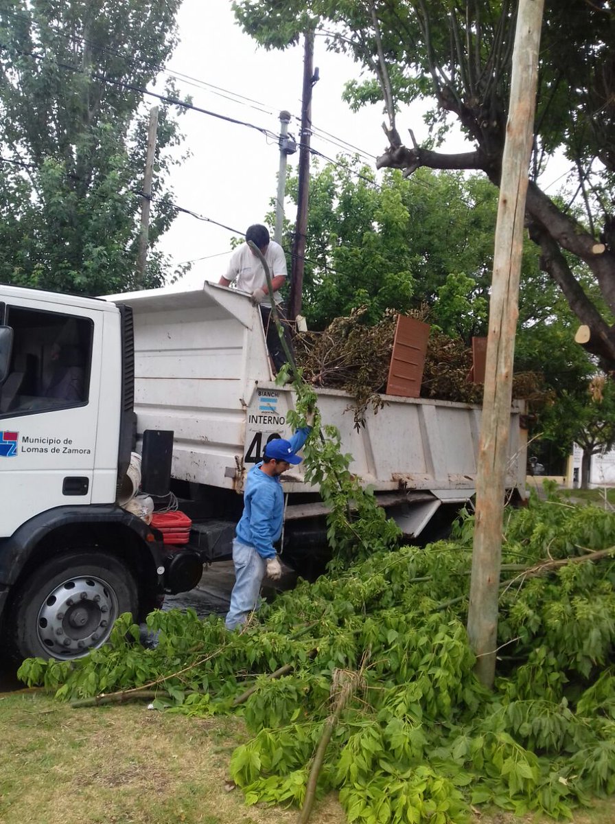gastonlassalle's tweet photo. #LomasDeZamora Tareas de Barrido, Limpieza y Recolección en #LomasEste #LomasEnMovimiento #SecretaríaDescentralizada @MunicipioLdeZ @minsaurralde @JuanStigliano https://t.co/ZHJzJ79bT8