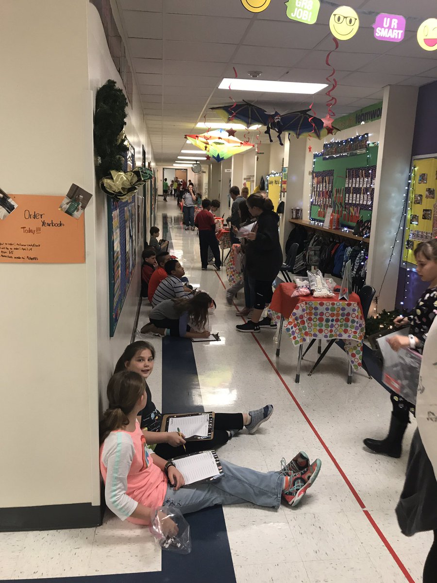 WolfRanchElem's tweet photo. Gingerbread house shoppers!!! #5thgradeproject #wearegisd https://t.co/9XuJCTkgw4