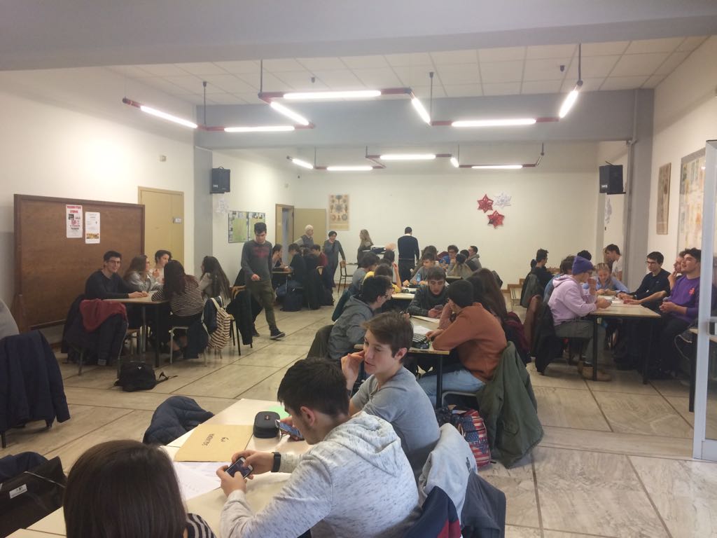 LSRighiCesena's tweet photo. Giocare e divertirsi con la #matematica si può al Liceo scientifico Righi durante le gare a squadre. https://t.co/fNJHo1JFfN