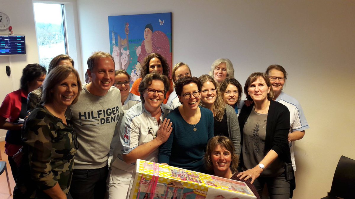 DeventerZiekenh's tweet photo. Vandaag verraste DJ Edwin Evers van Radio 538 onze kinderafdeling. Annet  Vowinkel stuurde een Beste Wens in voor alle goede zorg voor haar dochtertje. Het team kreeg een lekkere lunch en een prachtig concert van de Edwin Evers band. Check de reportage: https://t.co/Zq7avugS4A https://t.co/LWuq0gf7fD