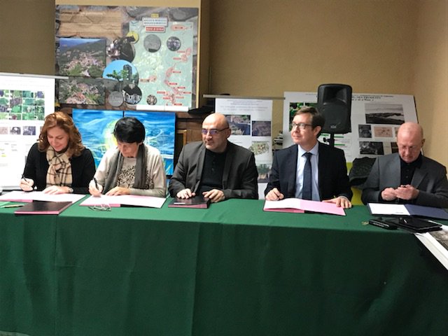 Prefet2A's tweet photo. Signature de la charte des #EcoQuartiers pour l'aménagement du village d'Argiusta, 1er projet en #Corse engagé dans la démarche de labellisation @Prefet2A, commune Argiusta-Moriccio Comcom Sartenais-Valinco-Taravo @ctcorse #CD2A https://t.co/17OkOpgD8K