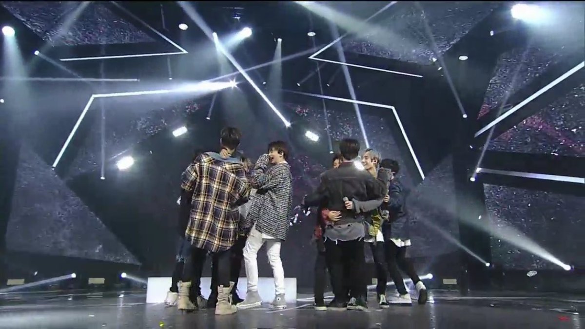 T_MB9397's tweet image. พวกนู๋เป็นกลุ่มแรกที่นูน่าติดตามตั้งแต่รายการออกทีเซอร์ และพวกนู๋จะเป็นศิลปินกลุ่มที่สองรองจาก GOT7 ที่นูน่าจะติ่งนู๋นะเด็กๆ ในที่สุดความฝันของทั้ง 9 คนก็เป็นจริงงงงงงง #StrayKids