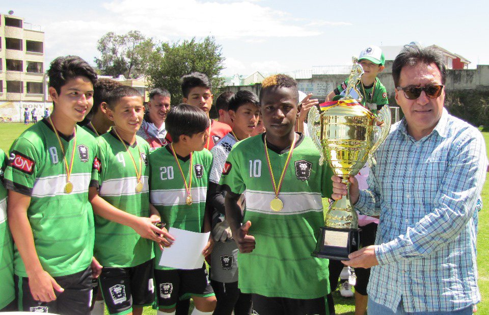 AFNAPichincha's tweet photo. @linknet360 informa:
#Postales #FormativasAFNA #SegudaAFNA #Sub14
🏆🏅Campeón: @CumbayaFC 
🏆🏅Subcampeón: @SDRayo_Cayambe 
🏆🏅Tercero: @SDQuito_Oficial 
🏅      Cuarto: @CuniburoFC https://t.co/8G80DiHyG4